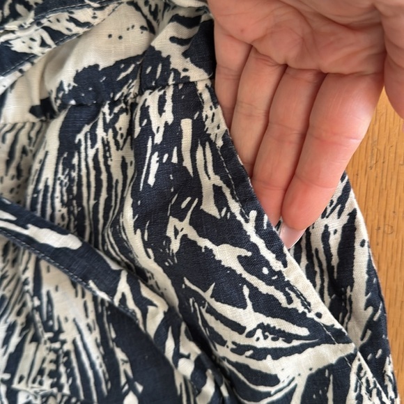 Banana Republic | Navy/Crean | Palm Frond | Linen Romper | size 6 - Picture 3 of 5